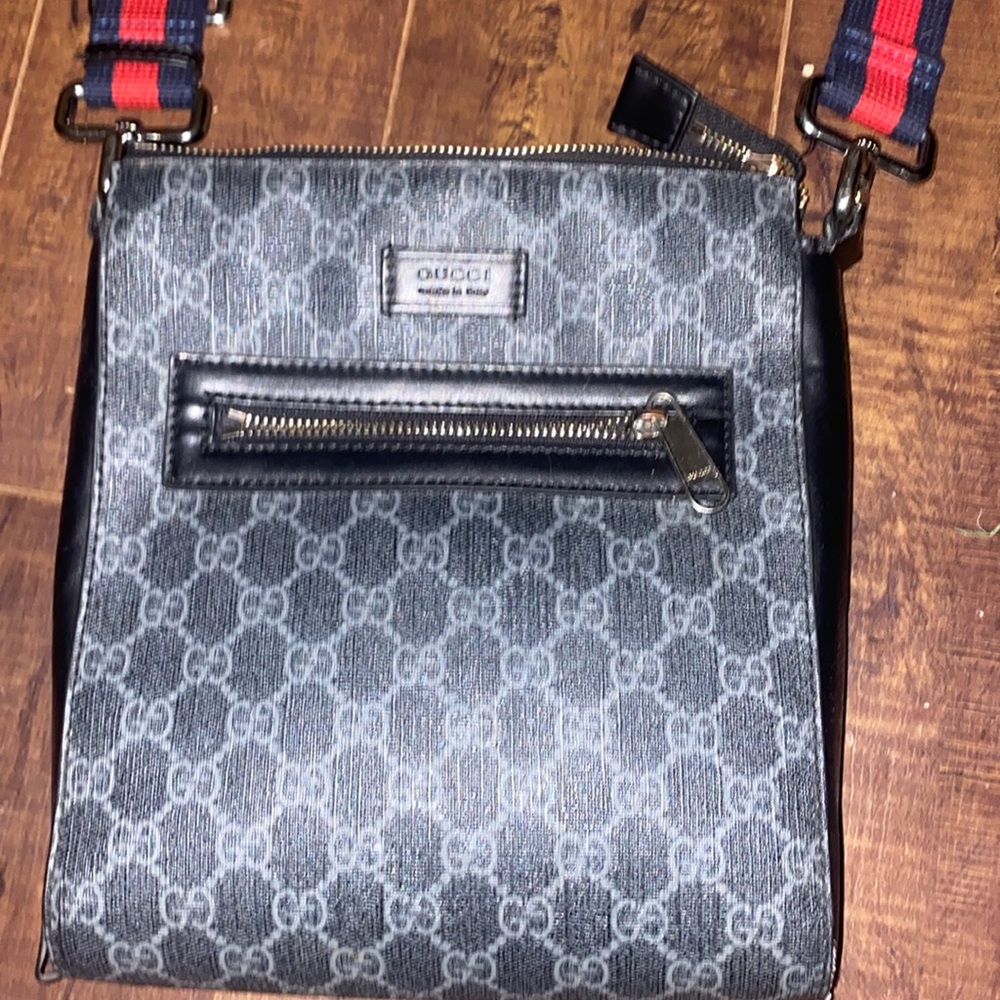 Selling my Gucci side bag - Picture 1 of 3